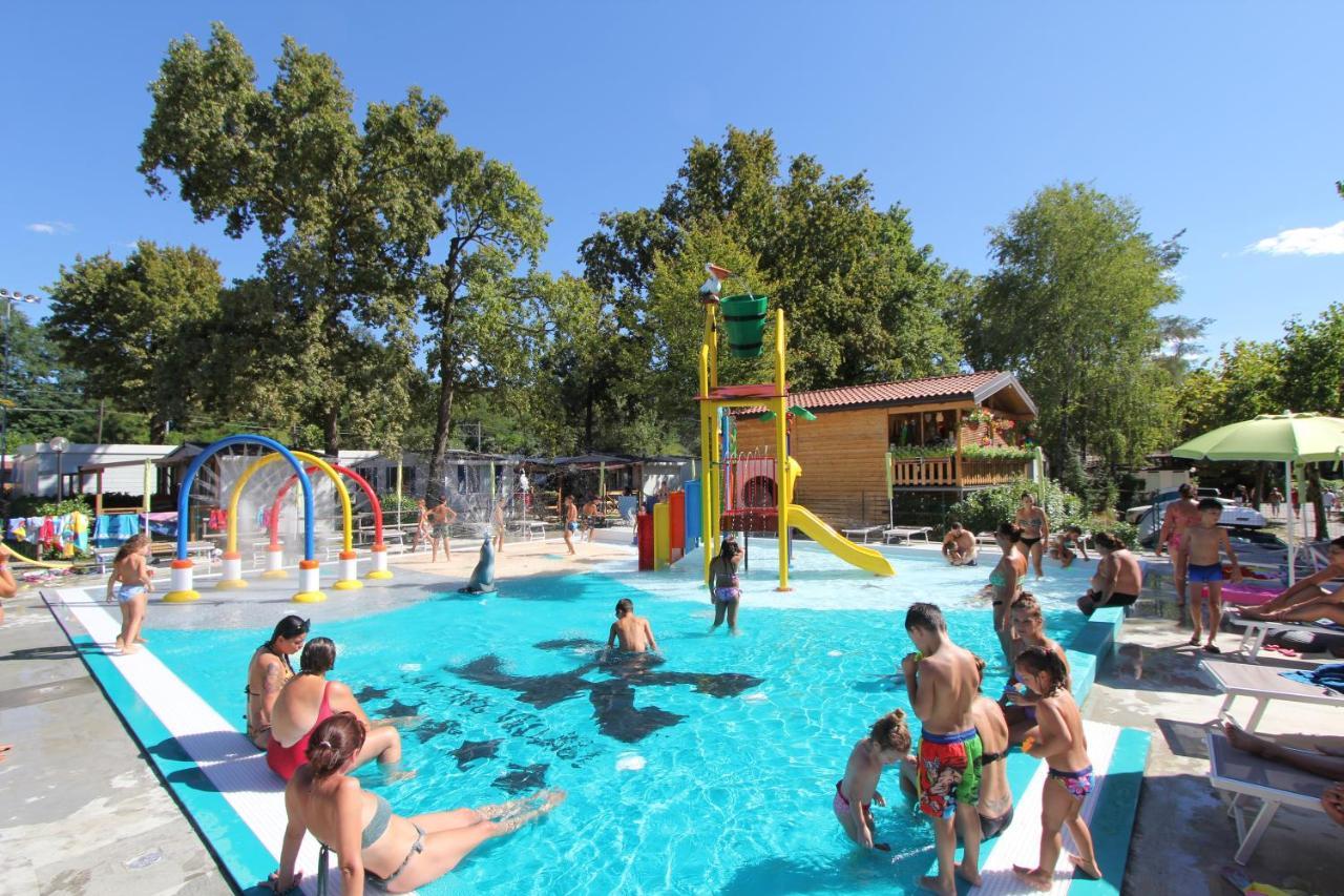 Dkamping Village - International Camping Ispra Buitenkant foto